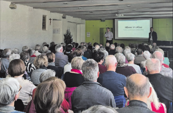 Referat von Dr. med. Andreas Infanger, Sursee, im Pfarrsaal Rickenbach zum Thema «Hören im Alter». 120 Interessierte besuchten diesen spannenden Anlass. (Bild: zVg./Lebensweise)