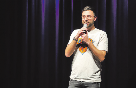 «Keep it simple» Stand-Up-Comedian Sven Ivanic braucht nicht mehr als ein Mikrofon, T-Shirt und eine Gitarre, um das Publikum mit Volksliedern und Geschichten zu bespassen. (Bilder: Remo Conoci)