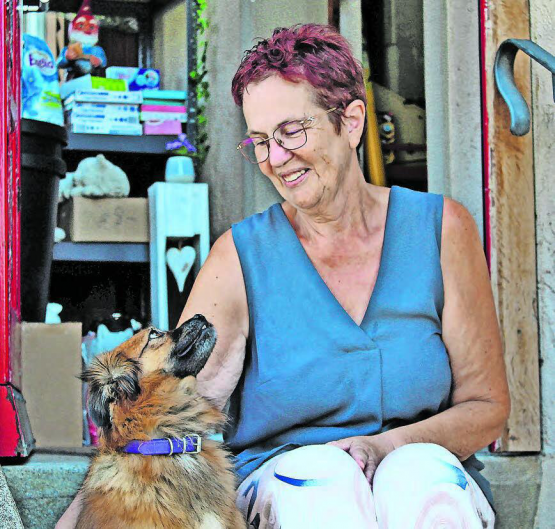 Sie ist ein Mensch, der gerne gibt: Gründerin und Präsidentin der «Futterküche», Béatrice Lehner mit ihrem Hund Shani. (Bild: Rafael Hüssy)
