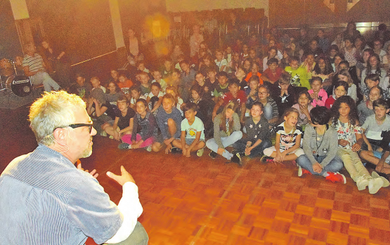 Zwiesprache zwischen Erzähler und Zuhörer: Mit unerwarteten Fragen zwischendurch hielt Jürg Steigmeier die 120 Kinder in Schach. (Bilder: st.)
