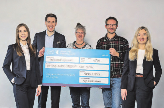 Spendenübergabe: Isabelle Grütter (Niederlassungsleiterin AKB Lenzburg), Jan Schneider (Regionalleiter AKB Aarau), Gabi Lauper Richner (Präsidentin KLAS), Philipp Schuppli (Geschäfts- und Projektleiter KLAS), Isabelle Strasser (Kundenberaterin Private und Geschäfte AKB Lenzburg). (Bild: zVg.)