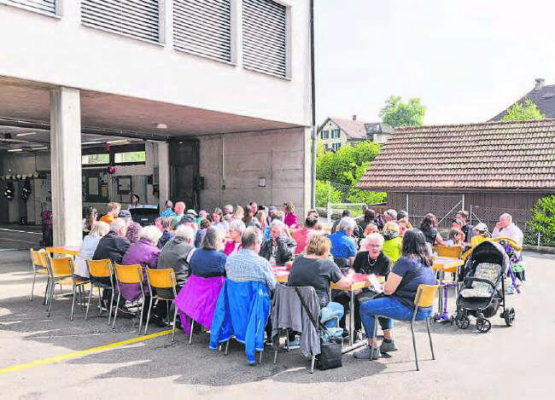 Bei Wurst und Brot liessen die Besucher den Familiengottesdienst ausklingen. (Bild: zVg)