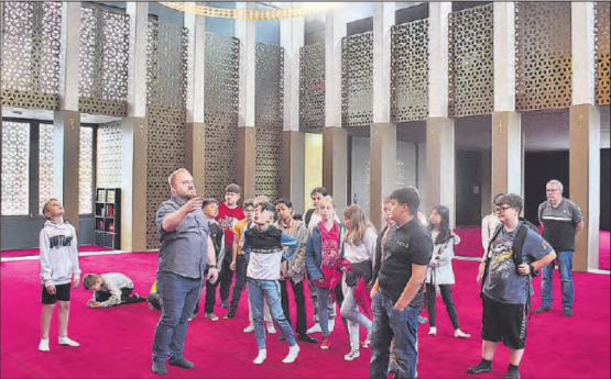 Gotteshäuser kennengelernt: Die Schüler der 4a besuchten die reformierte Kirche Reinach sowie die Moschee Tulipan. (Bilder: hg.)