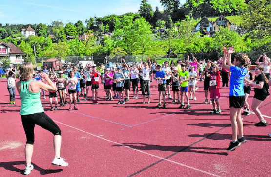 Warm-Up ist obligatorisch vor einem sportlichen Wettbewerb: Die Schlossrueder Schulleiterin Aline Bolliger machte es vor. (Bilder: aw.)