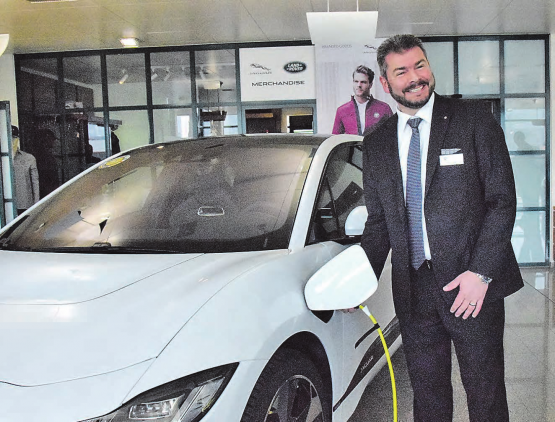 Er freut sich über die tolle Automarke: Martin Oppliger ist für Jaguar zuständig und präsentiert hier das Elektromodell, das an eine ganz normale Steckdose angeschlossen wird. (Bilder: st.)