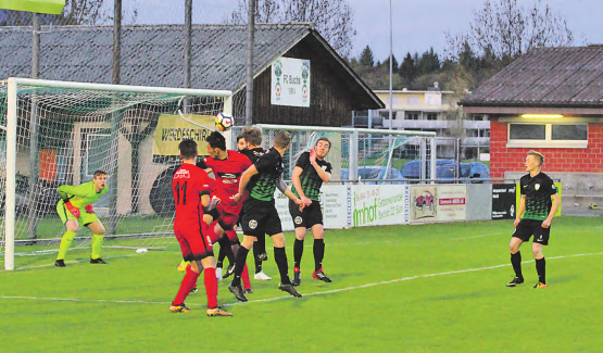 Die Menzo Vorderleute setzten Buchs in der 1. Halbzeit unter Dauerdruck. Pechvogel des Abends, Abdullah Naserizadeh (hier mit Kopfball), blieb aber diesmal ohne Torerfolg. (Bild: -hhe-)