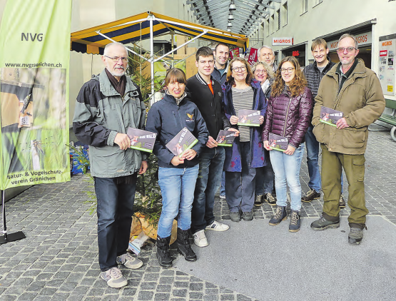 Eine Standaktion für den Wald: Der Natur- und Vogelschutzverein Gränichen, das Forstamt und Befürworter der Initiative sagen «Ja! Für euse Wald.» (Bilder: moha.)