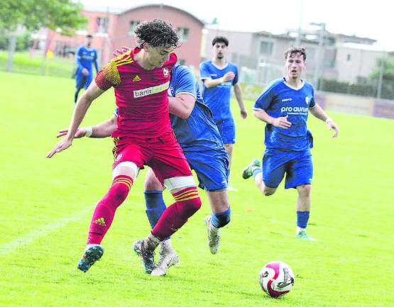 Saliam Benziar stand dem Schöftler Mihailo Mijatovic auf den linken Fuss. Den fälligen Penalty verwandelte der Gefoulte gleich selber zum 1:0. (Bild: Otto Lüscher)