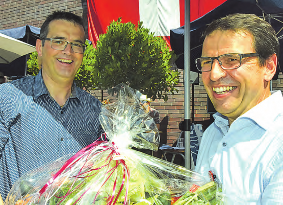 Er sprach den Anwesenden aus den Herzen: Matthias Samuel Jauslin (re.) nimmt von Vizeammann Jost Waldispühl eine «gesunden» Korb entgegen. (Bild: st.)