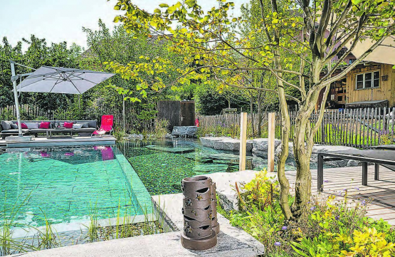Naturgärten, Pools und Schwimmteiche: Die Perrinjaquet Gartenbau AG und die Seetaler Gartenbau AG heissen neu «Ihre Gartenwelt». (Bild: zVg.)