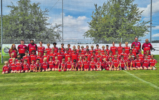 Beim Jubiläum des Fussballcamps spielten mehr als 60 Kinder und Jugendliche mit. (Bilder: zVg.)