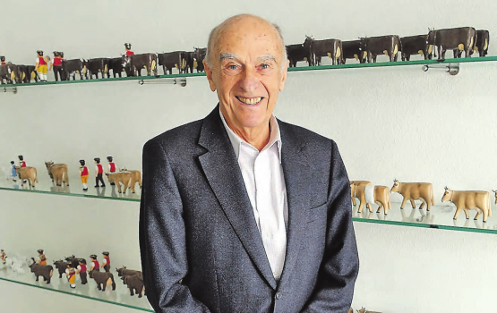 Alt Bundesrat Hans-Rudolf Merz: Der Beinwiler Ortsbürger vor seiner Sammlung von 16 Appenzeller Alpaufzügen mit kleinen Holzfiguren von einheimischen Schnitzern. (Bild: René Fuchs)