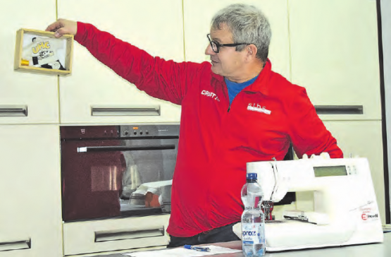 Das Sticken hat ihn gepackt: Beat Studer hinter seiner ersten Stickmaschine zeigt die Stickerei auf dem Leibchen des Unihockey-Clubs, den er vor 40 Jahren mitbegründet hat. (Bilder: Frieda Steffen)