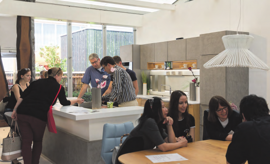 Spannende Einblicke: Während der Veranstaltung finden auch verschiedene Präsentationen und Vorträge statt, etwa, wie man Räume der Kraft schafft. (Bilder: zVg.)