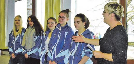 Der Neujahrsapéro eignet sich besonders gut dafür: Stolz präsentiert Frau Vizeammann Gertrud Jost die erfolgreichen jungen Turnerinnen. (Bild: st.)