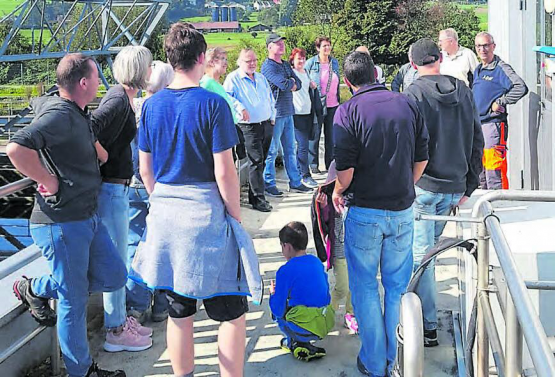 Die Teilnehmer lauschen gespannt den Ausführungen von Werkleiter Reto Pfendsack. (Bild: zVg.)