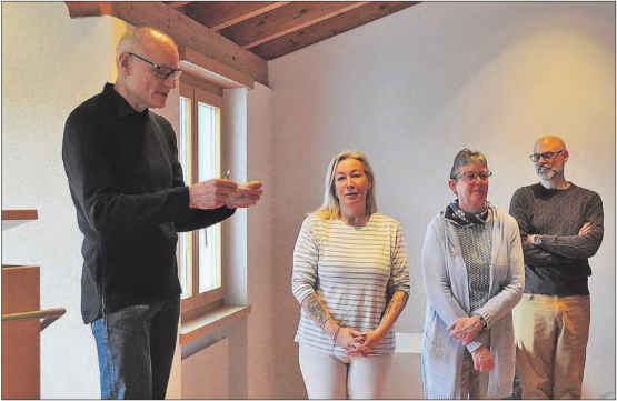 Ein Kugelschreiber zum Amtsbeginn: Beatrice Weber und Esther Schütz sind seit dem 1. Januar Gemeinderätinnen von Zetzwil.