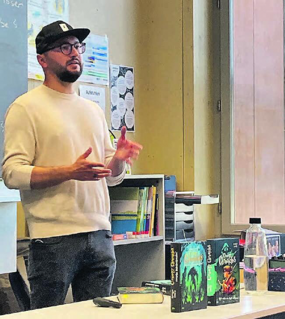 Besonderes Erlebnis: Kulmer Schüler durften im Rahmen von «auf Buchfühlung» mit Sergio Dudli einen Schriftsteller «live» erleben. (Bild: zVg.)