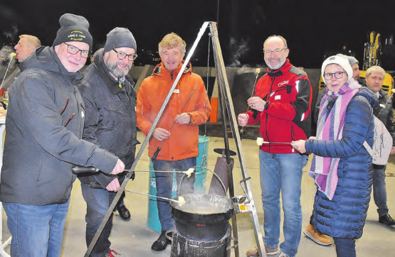 Gut eingepackt und bestens gelaunt: HGVS-Mitglieder beim beliebten Fondueanlass bei der Adi Meier AG in Hirschthal. (Bilder: Raphael Nadler)