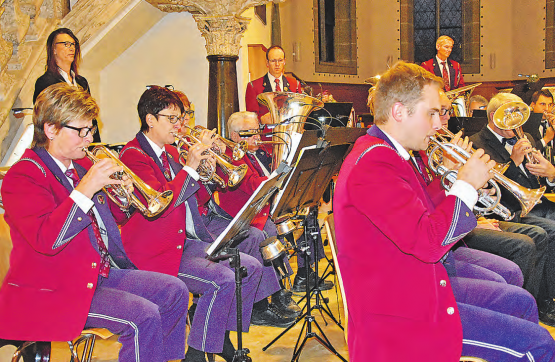 Kein Konzert ohne Solo: Roman Zimmermann (r.) glänzte in der Kirche Schöftland wie üblich mit seiner Trompete. (Bild: aw.)