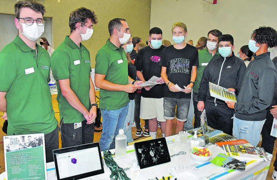 Verschärfte Coronamassnahmen: Trotz Maskenpflicht interessieren sich die Schüler für die an der Tischmesse angebotenen Informationen. (Bilder: aw.
