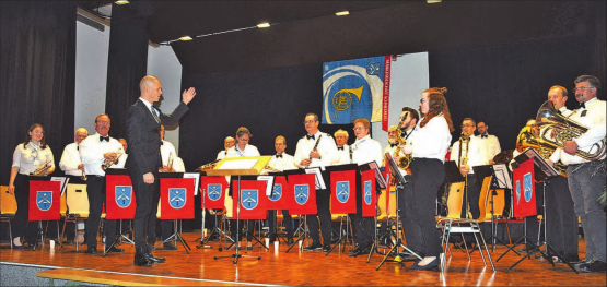 Eine flotte Schar: Die Musikgesellschaft Schmiedrued, verstärkt durch befreundete Musizierende, mit ihrem Dirigenten Sebastian Smolyn. (Bilder: st.)