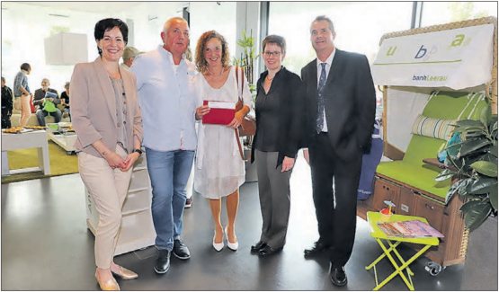 Der Sommerwettbewerb hinterlässt nur Gewinner (v.l.): Susanne Lerch (Bank Leerau), die Gewinner des Hauptpreises, Marion und René Werder, Andrea Mitterbacher vom Restaurant Schlossgarten und Martin Haller, wiederum von der Bank Leerau. (Bild: Remo Conoci)