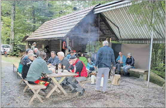 ... dann das Vergnügen: Gemütliches Beisammensein nach getaner Arbeit. (Bilder: zVg.)