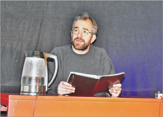 Der Wasserkocher symbolisiert das Motto des aktuellen Programms: «99°C – Wortspiele am Siedepunkt». (Bild: Alfred Weigel)