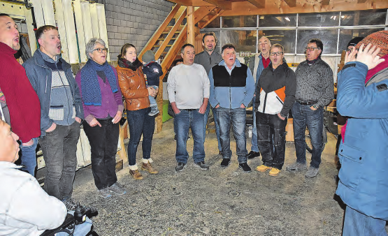 Einsingen in der Wärme: Die Jodlerinnen und Jodler des Jodlerklubs Echo Reitnau wissen, was ihre treuen Fans gern hören. (Bilder: Alfred Weigel)