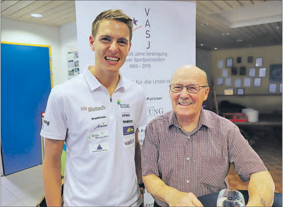 OL-Läufer Matthias Kyburz und Langstrecken-Legende Werner «Düsen-Werni» Dössegger. Das Interview mit den beiden Sportlern wird übrigens demnächst auf dem TV-Sender «Alf» ausgestrahlt. (Bild: Remo Conoci)