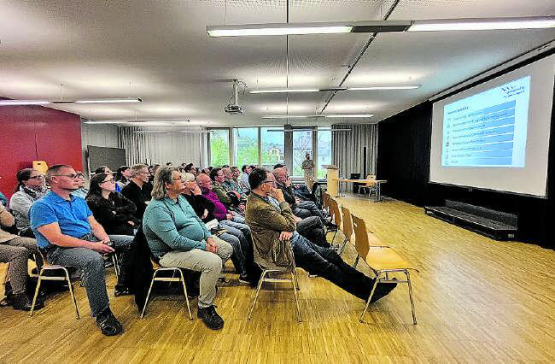 Um die 50 Interessierte fanden sich für den Vortrag in der Aula des Bezirksschulhauses ein, um sich über die Schulraumplanung zu informieren. (Bilder: dr.)