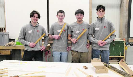 Vier Lernende auf dem Weg zum Schreiner EFZ: (v.l.) Cyril Krähenbühl (3. Lehrjahr), Jonas Siegrist (1.), Raphael Minnig (2.) und Alessandro Tommasini (4.) verteilten selbst hergestellte Grillzangen. (Bilder: rms.)