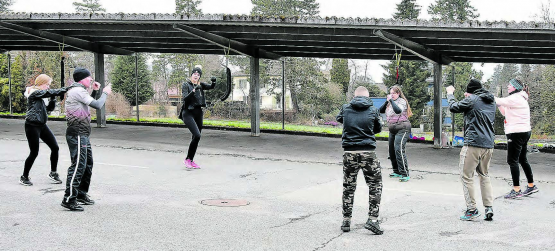 Kickboxer des Survival-Sports Dojo in Reinach: Outdoor-Training auf dem Villiger-Areal in Pfeffikon mit Peter Zoller (2.v.l.). (Bilder: mars.)