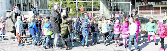 Einweihung des Spielplatzes vor dem Kindergarten Musikvilla: In der 10-Uhr-Pause wurden die Schranken von den Kindergärtlern abtransportiert. (Bilder: mars.)