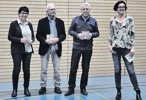 Die Gewinner der Fotowettbewerbs erhalten einen Preis: (v.l.n.r.) Veronika Wey-Heim, Albert Schaffhauser, Svend Galli und Trix Bättig. (Bild: mla.)