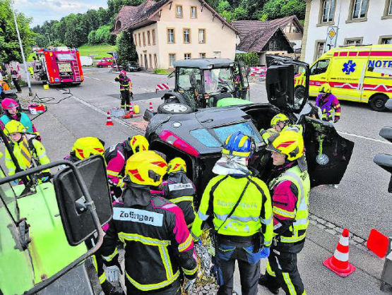 Feuerwehr, Rettungsdienst und Polizei koordinieren an der Unfallstelle in Staffelbach ihre Massnahmen – eine realitätsnahe Übung zur Stärkung der Zusammenarbeit. (Bilder: RWS)