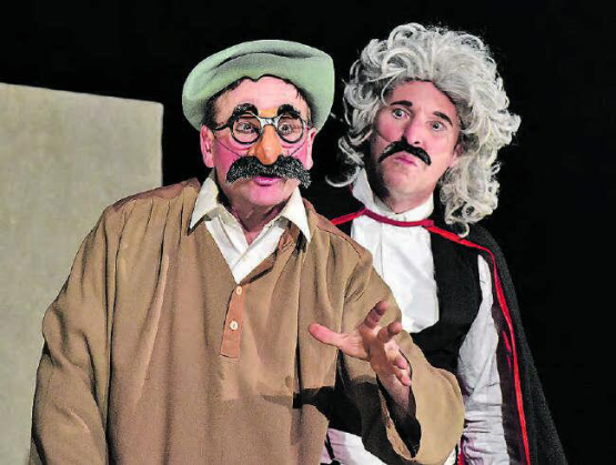 Eine Hommage der besonderen Art: Gilbert & Oleg kämpften in der Teufenthaler Mehrzweckhalle Seite an Seite mit Robin Hood. (Bilder: hg.)