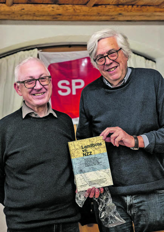 Beide haben Geschichte fassbar gemacht: An der Verfassungswerkstatt der SP Kulm referierten Markus Estermann (l.) und Andreas Gross. Im Bild auch das Buch der Zeitungsduelle. (Bild: dr.)