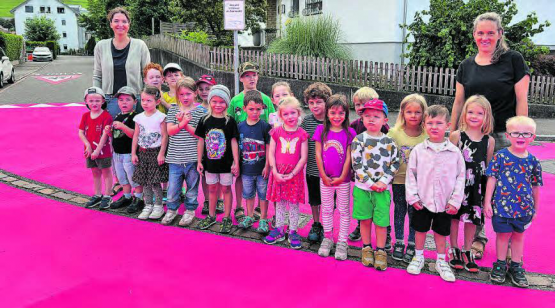 Rote Farbe auf der Strasse sorgt in Muhen für mehr Sicherheit und bei Schulkindern wie Lehrerschaft für Freude: (Bild: KF)