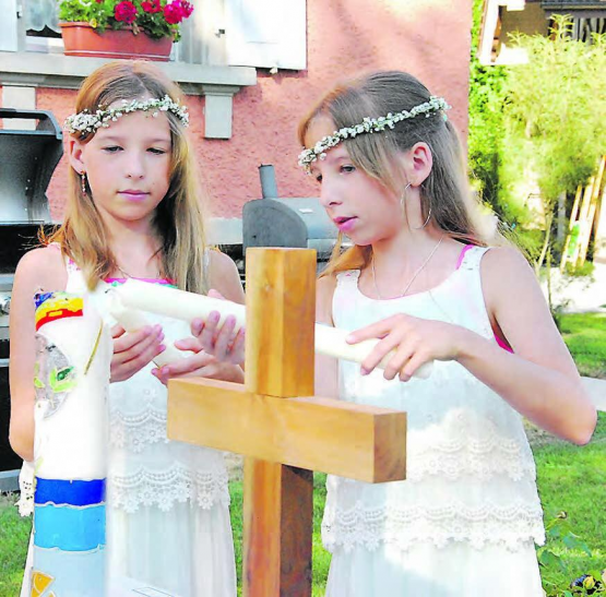 Ein feierlicher Moment: Aurélie (li.) und Maxine entzündeten ihre Taufkerze an der grossen Kerze. (Bilder: st.)