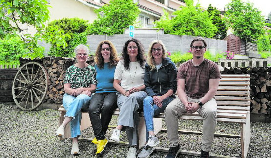 Der Vorstand und die Revisoren: (v.l.) Gaby Käser (Kassierin), Franziska Goldenberger (Präsidentin), Yvonne Häfeli (Vizepräsidentin), Jennifer Graf und Dominik Dössegger (Revisoren). (Bild: mek)