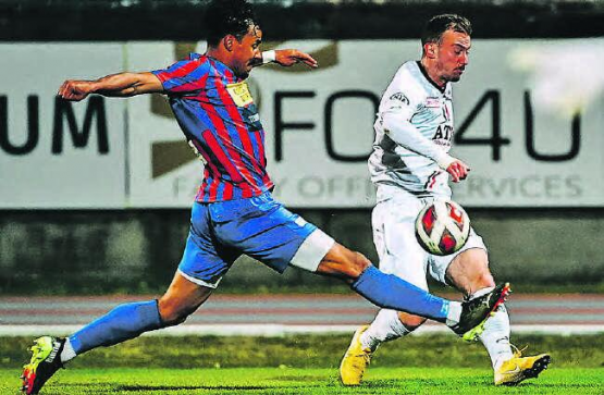 Fabio Dixon (l.) stoppt Aaraus Marco Aratore. Der FC Aarau fand kein Mittel, die starke Tessiner Defensive zu knacken. (Bild: Sarah Rölli)