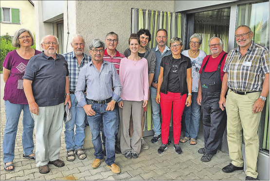 Das Repair-Café-Team freut sich über jeden, der etwas zur Reparatur bringt: Noes Kempen, Kurt Hauri, Fritz Beyeler, Kurt Baumann,Adrian Baumann, Dave und Samira Heimberg,Adolf und Trudi Rössler, Heidi Streuli,Werner Häfliger, Urs Henzmann, nicht abgebildet Ruth Hunziker, Adrian Matter, Vreni Maurer, Herbert Rutterschmidt, Martin Schlatter, Rudolf Stäuble und Jürg Hochuli. (Bild: aw.)