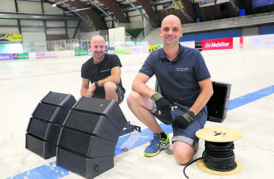 Die Chefs zweier Reinacher Betriebe bei der Arbeit: Fabian Schönenberg, Audio Video Center (r.) und Patrick Haller, AV Haller Solutions. (Bild: rc.)