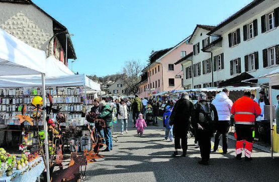 Das vielfältige Angebot am Frühlingsmarkt lud dazu ein, die Marktstände zu durchstöbern. (Bilder: jaf.)
