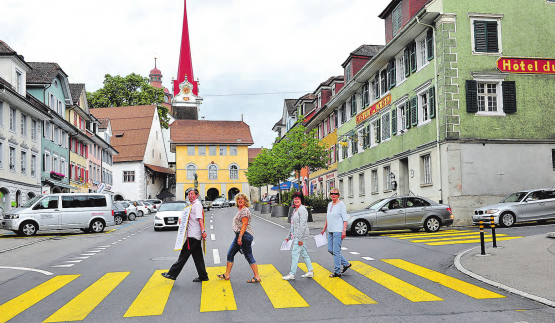 Beromünster meets London! 1969 liessen sich die Beatles auf dem Zebrastreifen vor den Abbey Road Studios in London fotografieren. Knapp 50 Jahre später engagieren sich in Beromünster friedliche «Aktivisten» dafür, die Umfahrungsstrasse West endlich in Angriff zu nehmen. (Bilder: msu.)