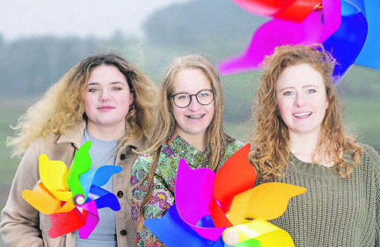 Drei Frauen für drei Windräder – v.l.:Arwen Bättig, Lara Zimmermann und Elissa Gaiffi suchen nicht nur bei jungen Leuten Unterstützung für die geplante Windpark-Anlage auf dem Rickenbacher Stierenberg. (Bild: zVg.)