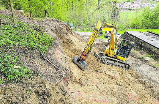 Zur Zeit unpassierbarer Gehweg: Die Schiessanlage am Stauber wird aufwändig saniert, das kontaminierte Material weggeführt.