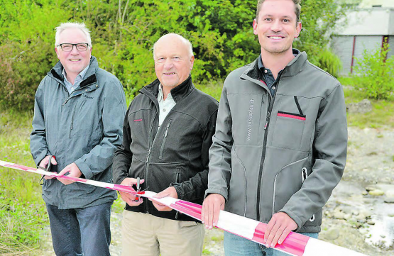 «Hochwasserschutz eröffnet», erklärten von links der zuständige Gemeinderat Markus Goldenberger, Gemeindeammann Peter Stadler und Projektleiter Cédric Frei. (Bild: Kaspar Flückiger)
